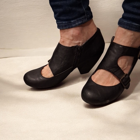 Aldo Shoes - Aldo Black Leather Heeled  Shoes With Buckles Women's Size 8